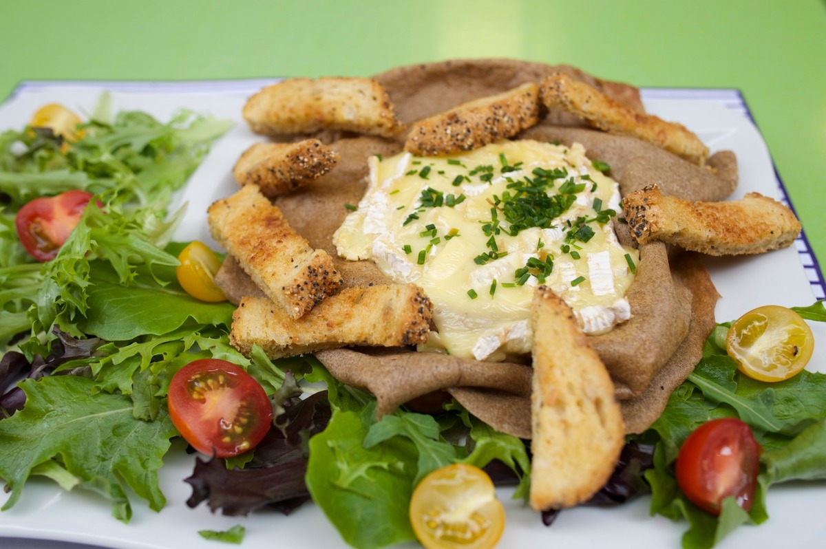 AUX SAVEURS BRETONNES : l'authenticité bretonne sur une terrasse ensoleillée à Perpignan